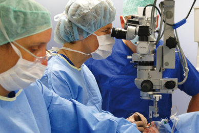 OCULUS Team mit Produkt Manager Guenter Pfeiffer, Tobias Zaubeck und Fotografin Judith Koenig in der Artemis Klinik in Frankfurt.
Aufnahmen fŸr Produktfilm und Fotomotive.
Frau Dr. Jandek und OP-Team
©Judith Koenig